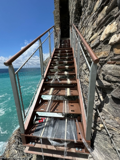 Scala di accesso a sbalzo